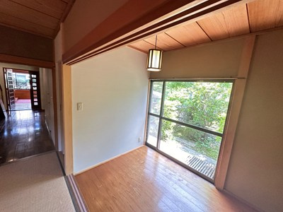 【洋室】 | 王禅寺東5丁目戸建 | 1階・南向き洋室4帖☆専用庭に繋がるお部屋です！和室8帖のお部屋からも繋がっています☆