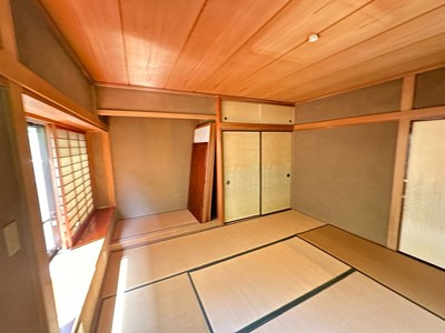 【和室】 | 王禅寺東5丁目戸建 | 1階・和室8帖☆天袋付き押入れがあります♪寝具をすっきり収納できるので和室は寝室にもオススメ☆床の間にはインテリアを置いたりして楽しめます！
