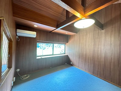 【洋室】 | 王禅寺東5丁目戸建 | 2階・南向き洋室11帖☆二面採光のお部屋です☆ベッドを置いても充分広さがあるので寝室としても最適♪