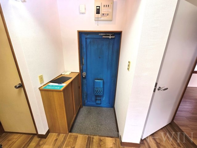 三栄マンションの玄関