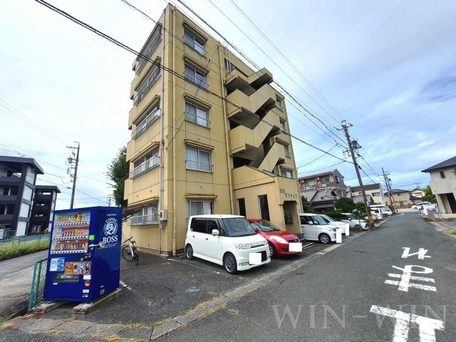 三栄マンションの駐車場