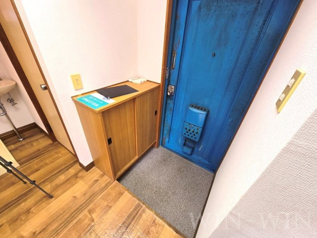 三栄マンションの玄関