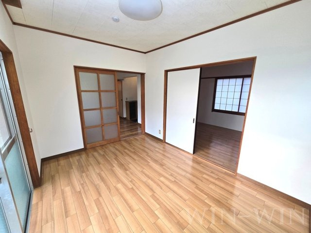 三栄マンションの居間・リビング