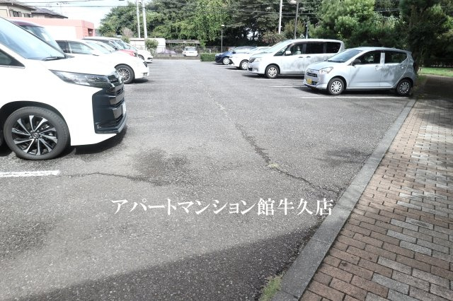 牛久ロイヤルレジデンスAⅡ型の駐車場