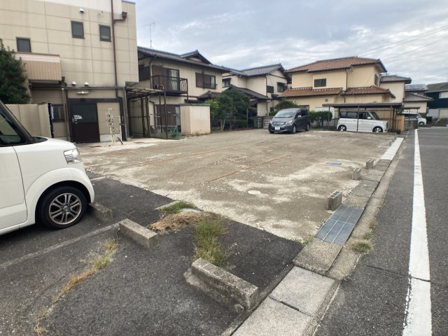 乙川町店舗の駐車場