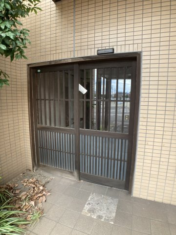 乙川町店舗の玄関