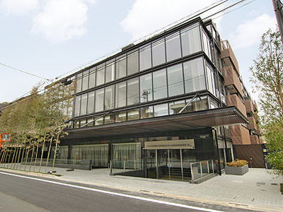 新宿区市谷砂土原町３丁目の賃貸マンションの外観