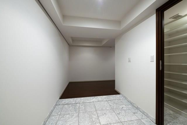 新宿区市谷砂土原町３丁目の賃貸マンションの玄関