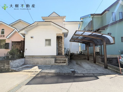 【駐車場】 | 四季を感じる「暮らし」愛川町半原　戸建て | 車種により駐車2台可能です♪