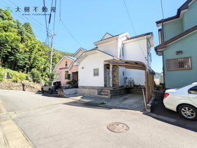 【前面道路含む現地写真】 | 四季を感じる「暮らし」愛川町半原　戸建て | 大切なお車を守るカーポート付き♪
