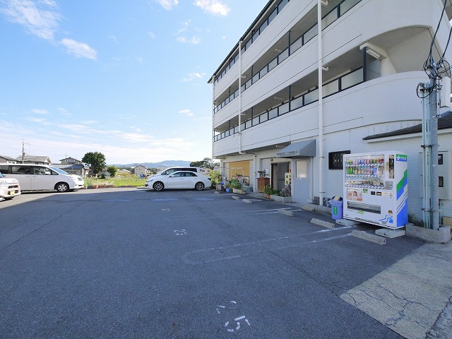 アイリスハイツ6号館の駐車場