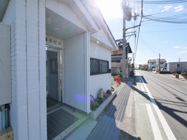 アイリスハイツ6号館のエントランス