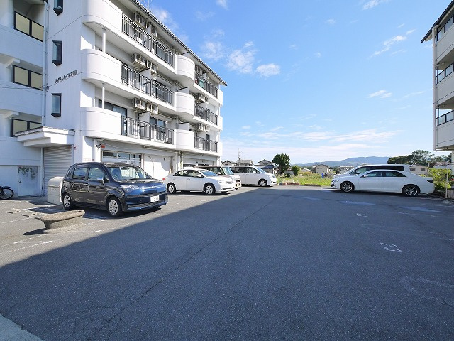 アイリスハイツ6号館の駐車場