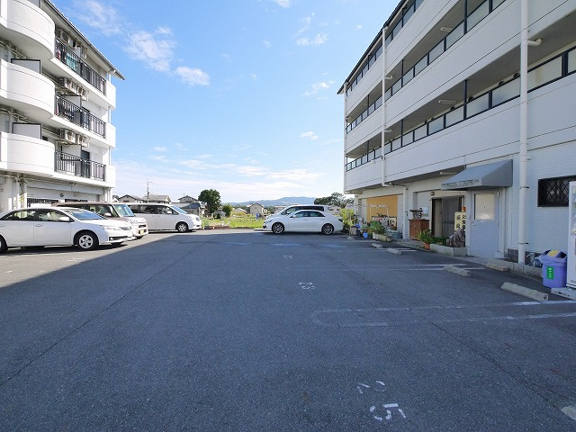 アイリスハイツ6号館の駐車場