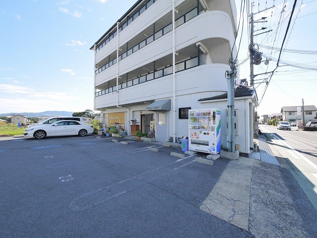 アイリスハイツ6号館の駐車場