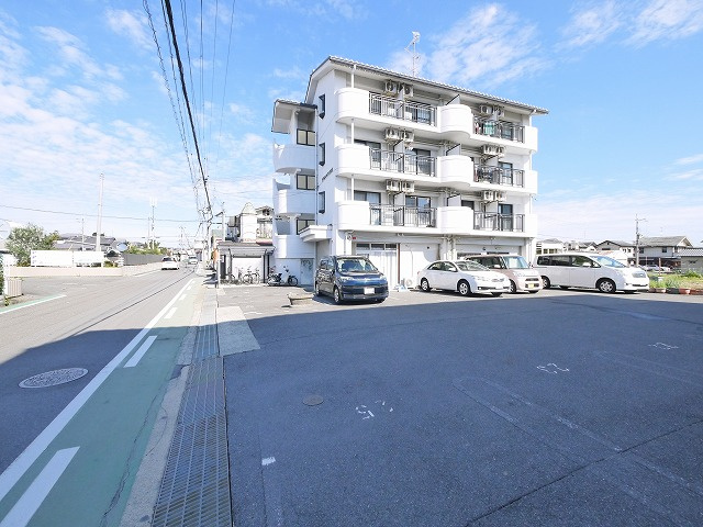 アイリスハイツ6号館の駐車場