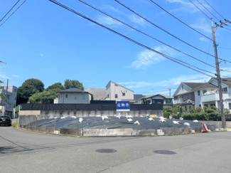 【外観】 | 現地外観(南東側)
東側幅員6.5ｍ・南側6.0ｍの前面道路なので車の駐車にゆとりがあります