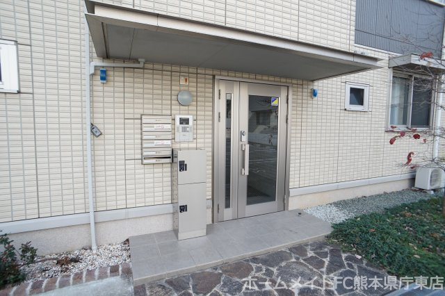 熊本市東区桜木３丁目のアパートのエントランス
