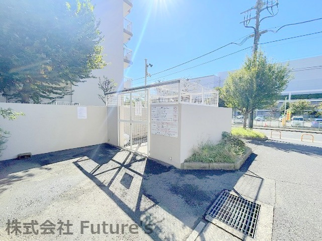 パークフィールドみさとテラ・ウエスト四街区3号館　中古マンションのその他共用部分|ゴミ置き場の写真になります。