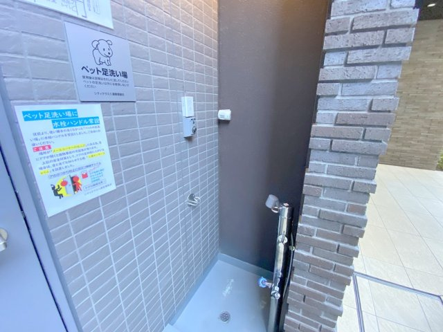 シティテラス八潮のその他共用部分|散歩帰りのペットをエントランス前で足洗えます。
