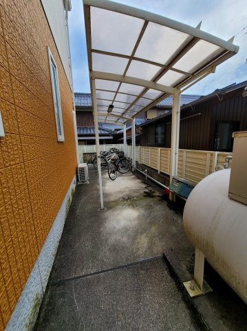 メゾン ド ルミエールのその他共用部分|屋根付きの駐輪場です