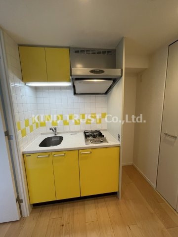 プレサンス天満ステーションフロントのキッチン|コンパクトなキッチンで掃除もラクラク