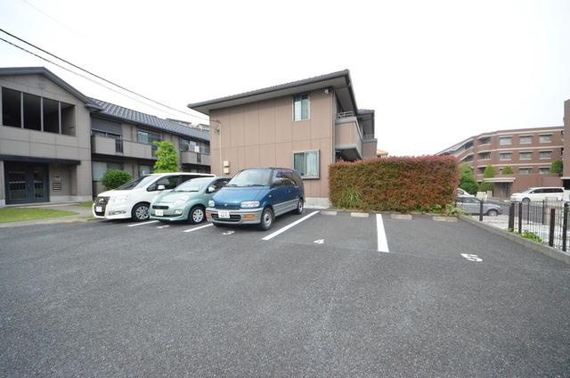 グラシア・フィス旭が丘Bの駐車場