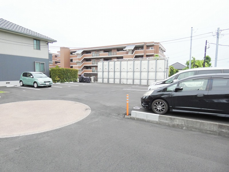 グラシア・フィス旭が丘Bの駐車場