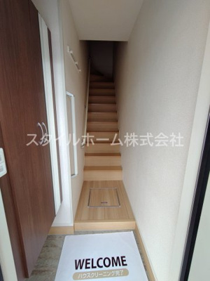 【玄関】 | コンフォール西小鷹野 | 別部屋写真です。