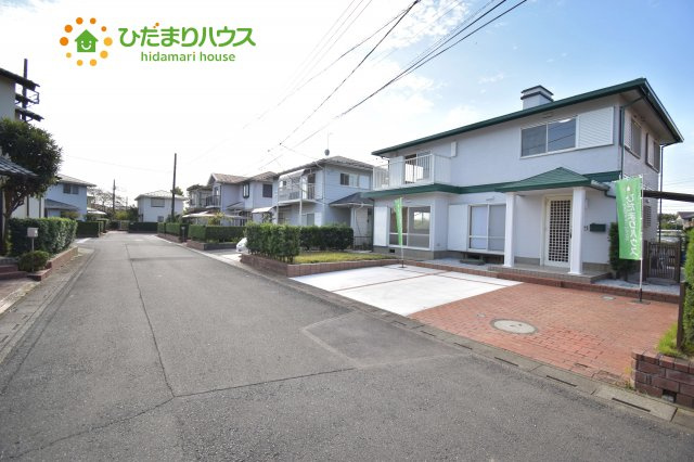 川島町八幡1丁目　中古一戸建ての前面道路含む現地写真