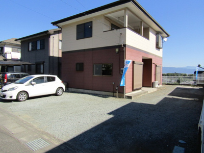 【駐車場】 | 中古戸建　南アルプス市上宮地 | 駐車は4台可能です！！