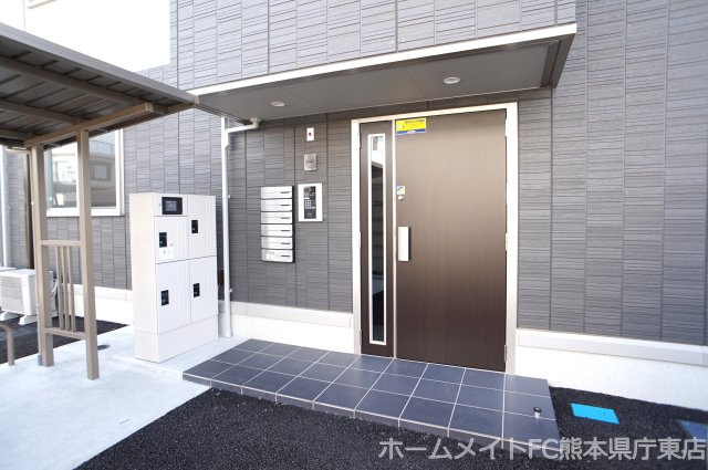 熊本市東区若葉６丁目のアパートのエントランス