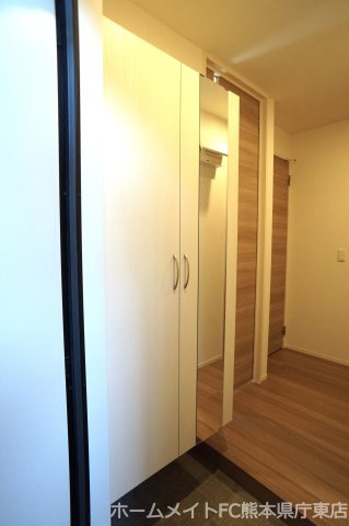 熊本市東区若葉６丁目のアパートの玄関