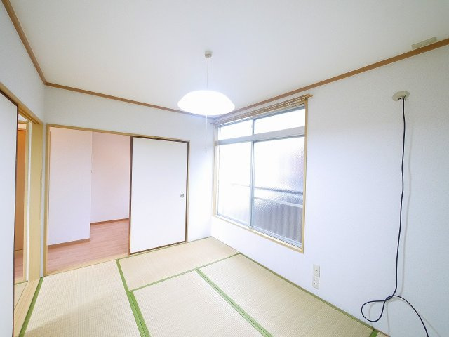 若草荘B棟の内装|明るい色調の室内です