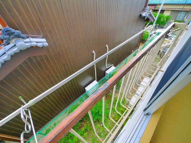 若草荘B棟のバルコニー|こちらで洗濯物が干せますよ。