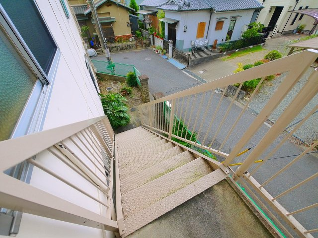 若草荘B棟のその他共用部分|専用の外階段がございます。