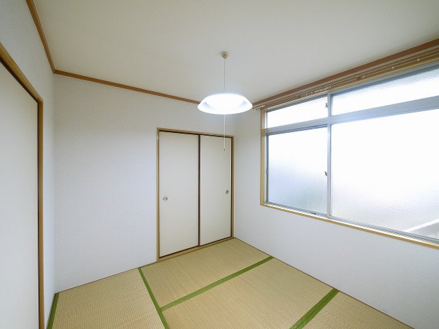 若草荘B棟の和室|明るい和室です。