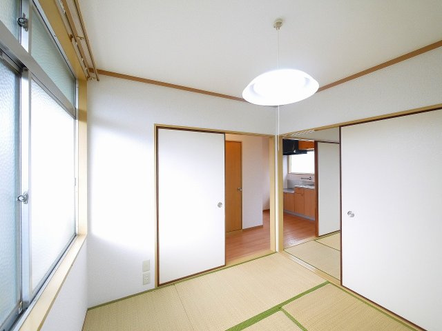 若草荘B棟の居間・リビング|明るい和室です。