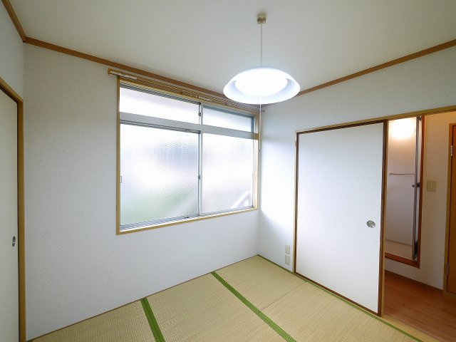 若草荘B棟の居間・リビング|明るい和室です。