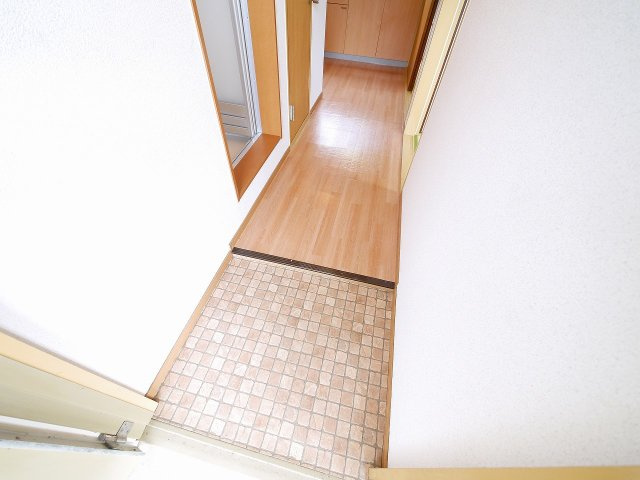 若草荘B棟の玄関|明るい玄関です
