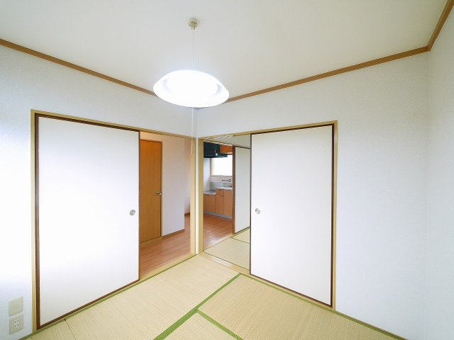 若草荘B棟の居間・リビング|明るい和室です。