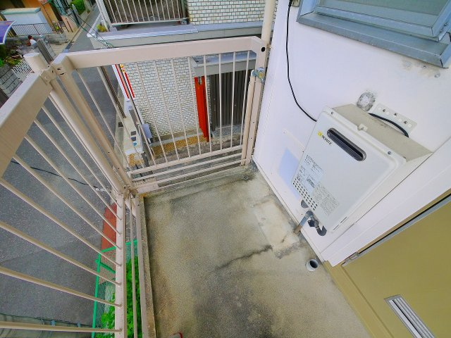 若草荘B棟の設備|玄関横に洗濯機置き場がございます。