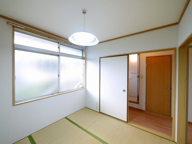 若草荘B棟の和室|明るい和室です