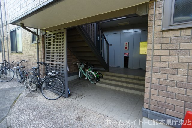 熊本市東区沼山津４丁目のアパートのエントランス