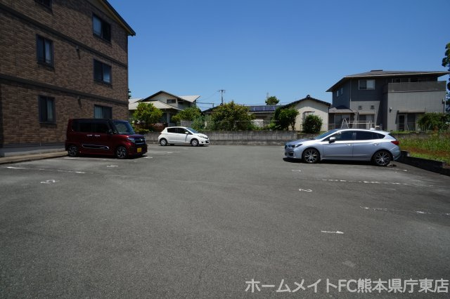 熊本市東区沼山津４丁目のアパートの駐車場