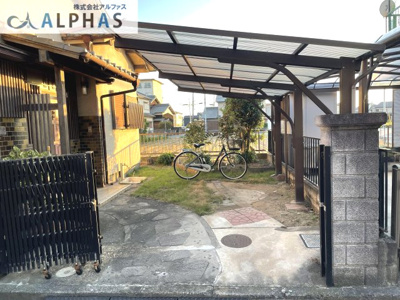 【駐車場】 | 加古郡播磨町古宮1丁目　中古戸建 | 駐車スペース1台分♪雨や直射日光から守ってくれるカーポート付き！！