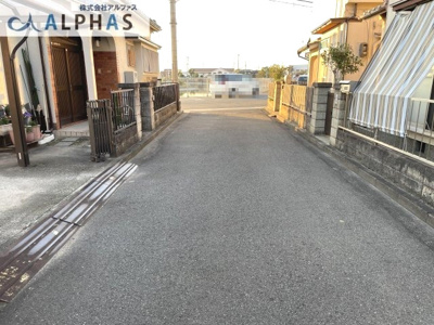 【前面道路含む現地写真】 | 加古郡播磨町古宮1丁目　中古戸建 | 接面道路広々♪