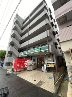 【外観】 | 2022年11月フルリフォーム♪「川崎」駅にアクセス可能な最寄りのバス停まで徒歩1分！1Fにスーパーがあり、便利な立地の6階建てマンションです☆