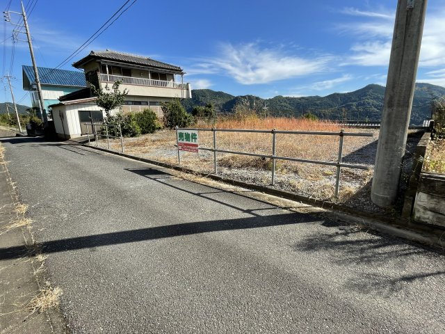 藤岡市鬼石　中古の前面道路含む現地写真|駐車場部分