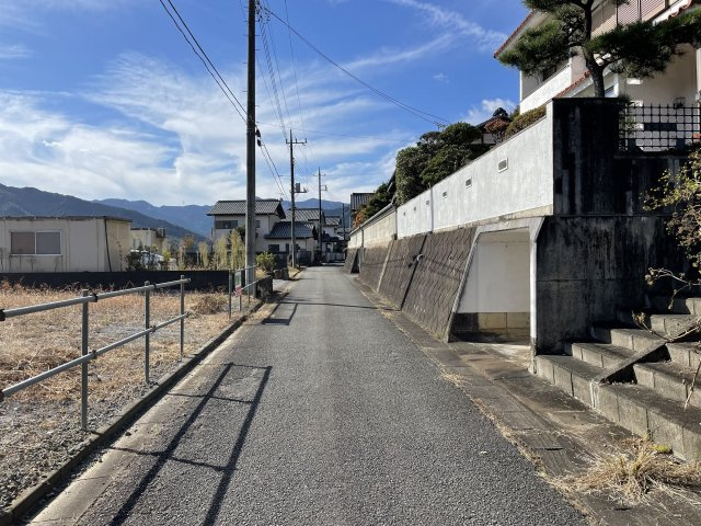 藤岡市鬼石　中古の前面道路含む現地写真